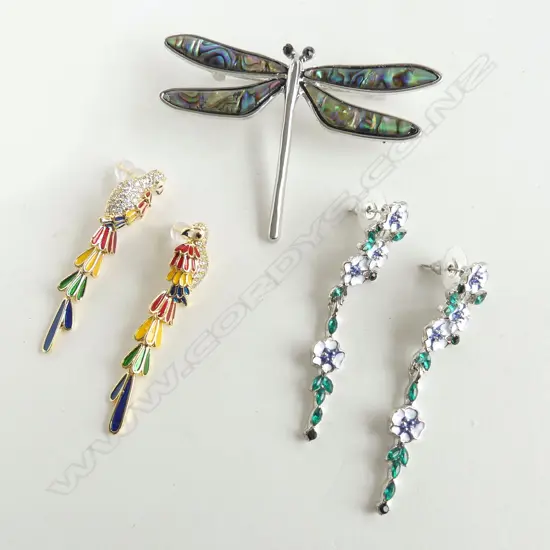 PR MODERN COSTUME DROP EARRINGS; PARROT/FLORAL & DRAGONFLY BROOCH