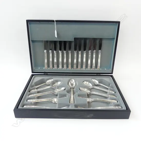 44PC COMMUNITY PLATE HAMPTON COURT 6 PLACE SILVER PLATED CUTLERY SET IN CANTEEN: 6 DINNER KNIVES, 6 DINNER FORKS, 6 LUNC