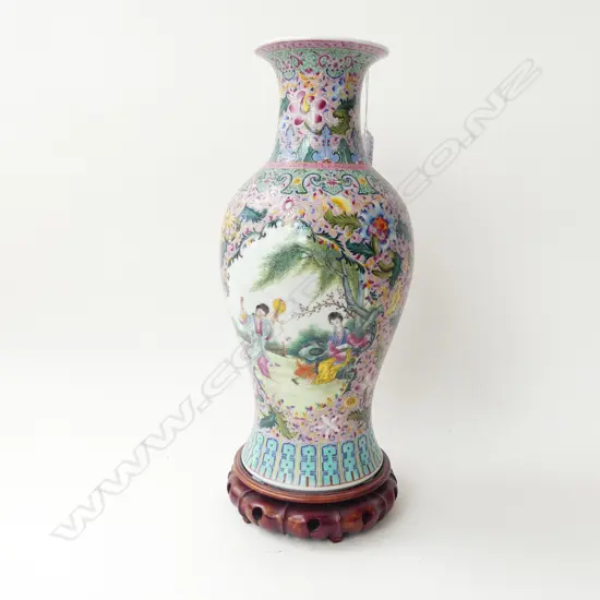 CHINESE FAMILLE ROSE VASE ON STAND H.450mm