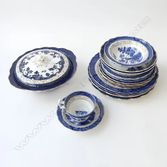 BOOTHS REAL OLD WILLOW CHINA INCL: 5 DINNER PLATES, TUREEN, SOUP BOWLS, LARGE SIDE PLATES ETC