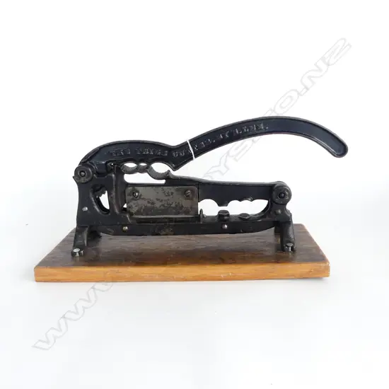 THE PRIZE CUTTER BY H LEE CAST IRON TOBACCO CUTTER L365MM