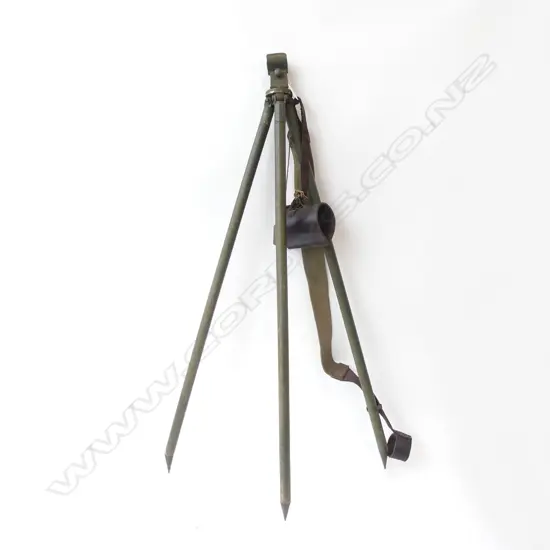 WWII NZ MILITARY TELESCOPE TRIPOD STAMPED WITH ARROW ‘NZ MADE 1943 STAND INSTRS NO.21MKV’, L.930MM