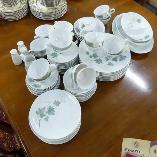 NORITAKE 'WILD IVY' DINNER SERVICE