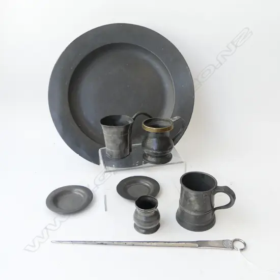 7 PCES ANTIQUE PEWTER INCL. CHARGER 380mm dia + MEAT SKEWER L.350mm