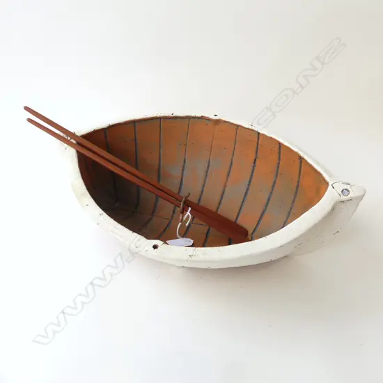 FERN FLAT POTTERY DINGHY BOAT w. KAURI OARS L.420mm