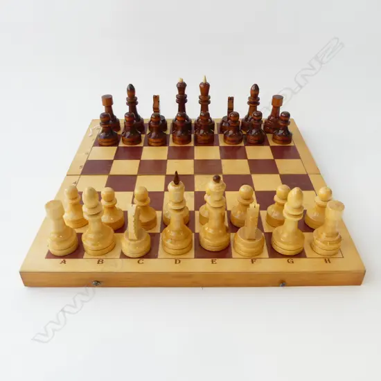 32PC WOODEN CHESS WITH BOARD AS FOLDING BOX, L.400MM