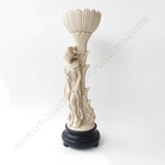 WHITE RESIN SCUPTURE H.475mm
