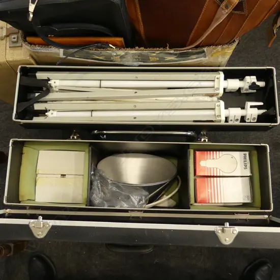 PHOTOGRAPHY STUDIO LIGHTING SET, CASED