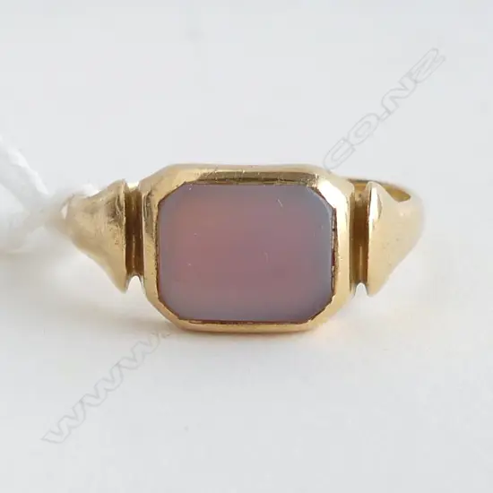 18CT GOLD & AGATE SIGNET RING 4.5GMS TOTAL WEIGHT SIZE V