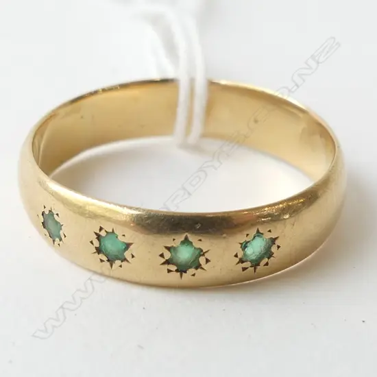 18CT GOLD BAND RING star set with FOUR EMERALDS (stones showing wear) 5.9gms size X