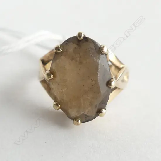 9ct RING, 3.2gms STONE FAULTED SIZE L