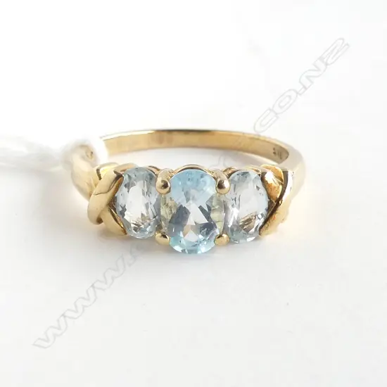 9ct GOLD THREE BLUE-STONED (BLUE TOPAZ?) RING SIZE Q