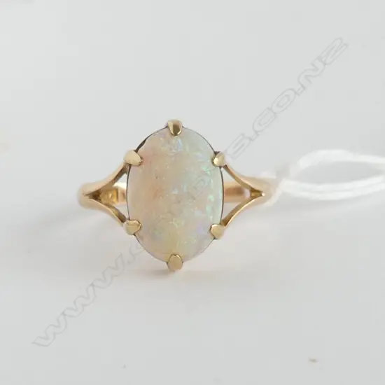 15CT OPAL RING (SURFACE ABRAIDED & WEAR TO TOP) 3.0gms SIZE O