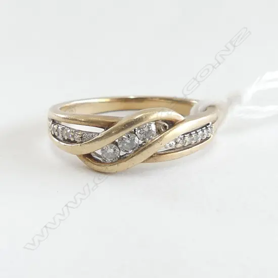 9ct Y/GOLD & DIAMOND cross-over BAND RING 3gms SIZE O