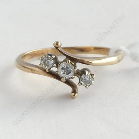 18ct YELLOW GOLD & 3 STONE DIAMOND RING cross-over shoulders 2.4gms SIZE Q