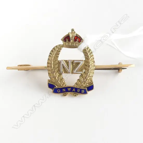 9CT NZ MILITARY 'ONWARD' BADGE 3.7gms