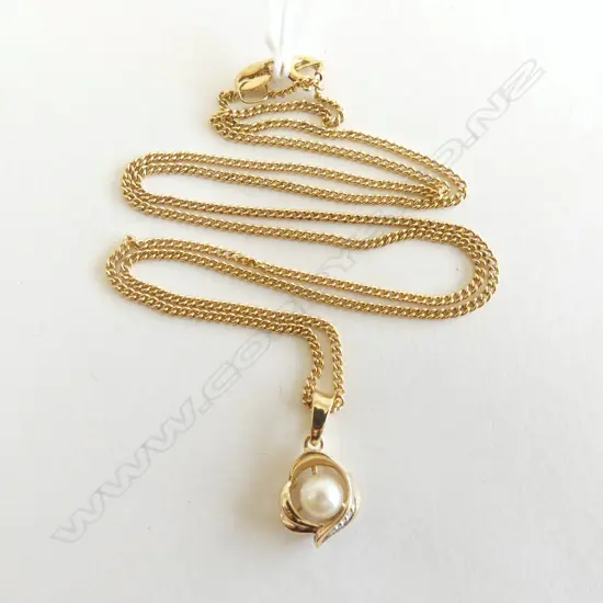 9ct PEARL & DIAMOND PENDANT on 9ct GOLD CHAIN  50CM 3.83gms