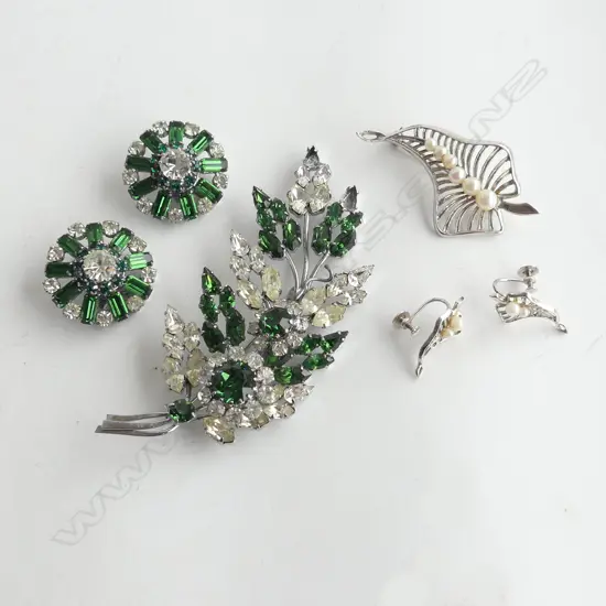 VINTAGE GREEN DIAMANTE BROOCH/EARRINGS (faulted) & SILVER & PEARL BROOCH AND EARRINGS SET