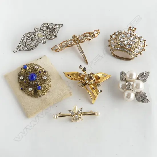 7 COSTUME BROOCHES