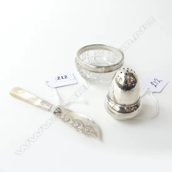 S/SILVER PEPPERETTE 14gms  S/S LINED CRYSTAL SALT & S/S MOP HANDLED BUTTER KNIFE