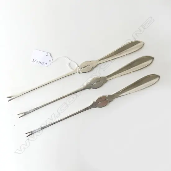 THREE 1930’S WALKER & HALL LOBSTER PICKS SHEFFIELD SILVER PLATED, L.255MM