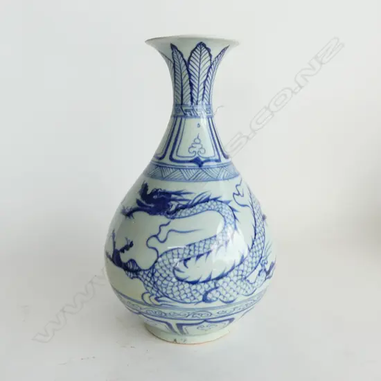 ORIENTAL B/W VASE w. DRAGON DESIGN H.305mm