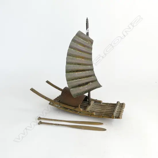 CHINESE RAFT BOAT engraved sail & roof with pr oars L.275mm