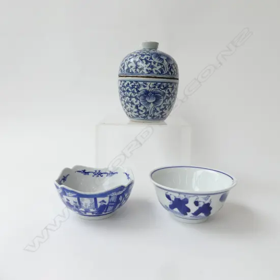 3 BLUE/WHITE CHINESE ITEMS; LIDDED VESSEL H.145mm & 2 SML BOWLS DIA.120mm x 60mm