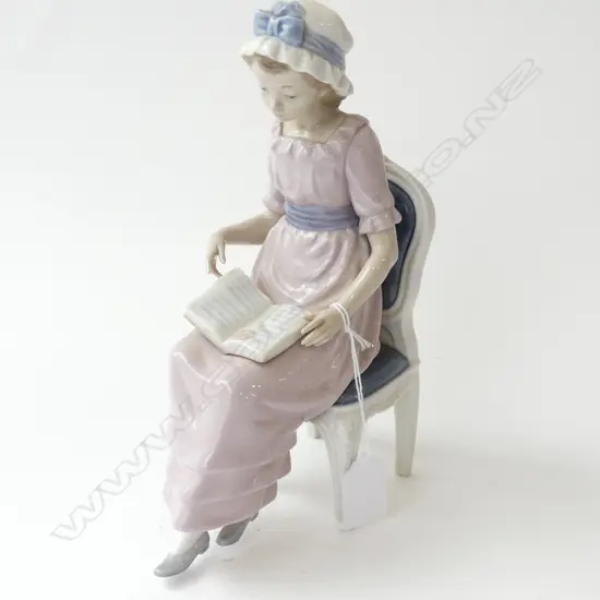 LLADRO GIRL READING H.230mm