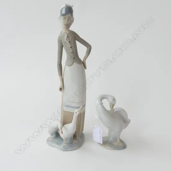 2 LLADRO; WOMAN w. 2 GEESE H.270mm, GOOSE