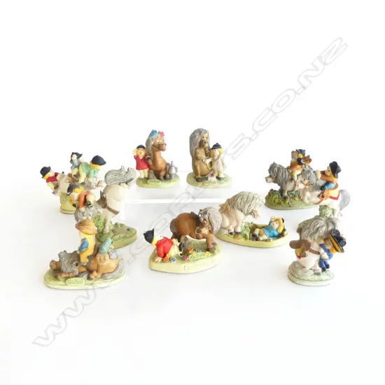 10 ASST. THELWELL RESIN HORSE FIGURINES H.80mm