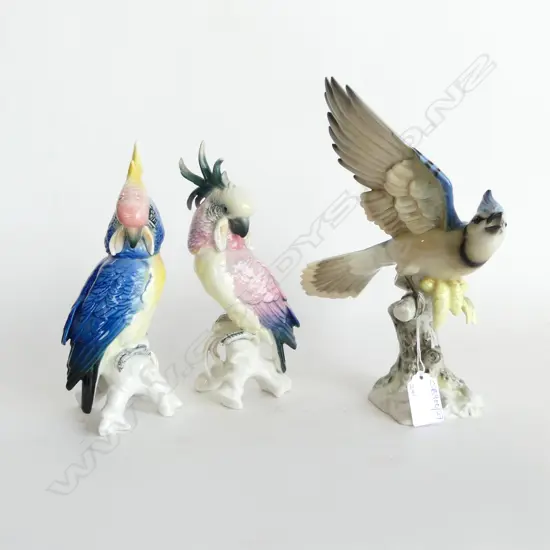 3 GERMAN PORCELAIN BIRDS; PR KARL ENS COCKATOO PARROTS + HUTSCHENREUTHER BLUE JAY (minor chips) H.235mm 