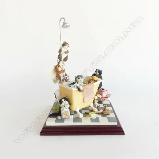 BORDER FINE ARTS LINDA JANE SMITH COMIC & CURIOUS CATS 'IN THE TUB' RESIN H.255mm