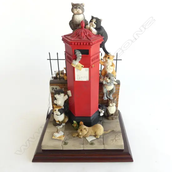 BORDER FINE ARTS LINDA JANE SMITH COMIC & CURIOUS CATS 'FIRST CLASS CATS' RESIN H.250mm