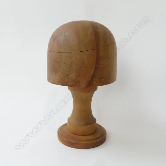 VINTAGE WOODEN HAT BLOCK STAND SIZE 22, H.280MM