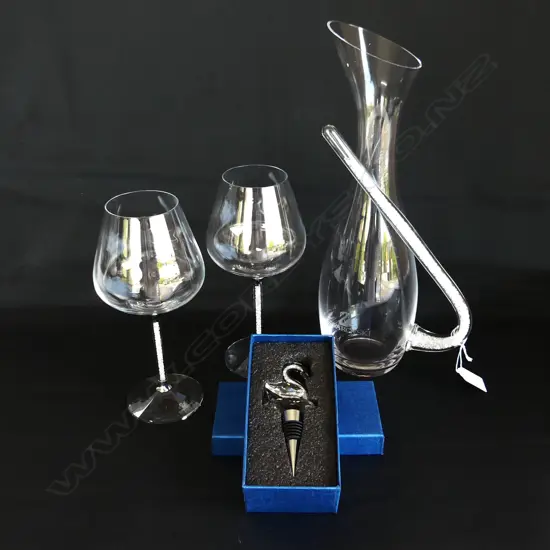 4 PCES SWAROVSKI; CARAFE H.365mm, 2 WINE GLASSES, SWAN STOPPER (BOXED)