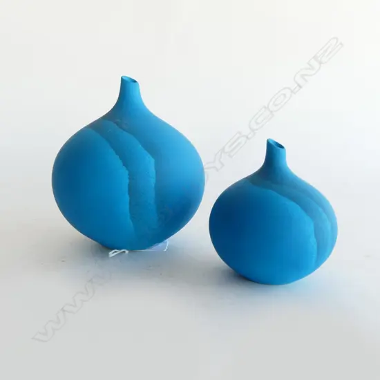 2 SIGNED STUDIO POTTERY BLUE SPECIMEN VASES H.125mm