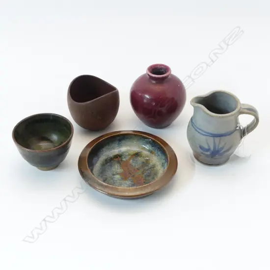 5 SMALL NZ POTTERY PCES; GRAEME STORM RED VASE + 3 STICHBURY + 1 PERRIN H.100mm