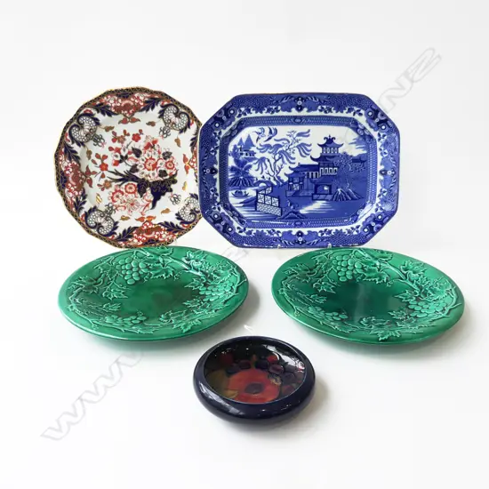 BLUE WILLOW ASHET 220x290mm, MOORCROFT PIN DISH, 3 PLATES; 2 GREEN MAJOLICA, 1 ROYAL CROWN DERBY