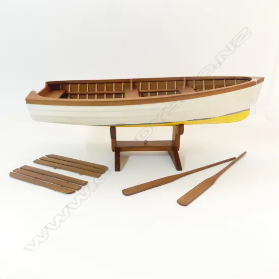 MODEL WOODEN DINGY + PR OARS ON STAND BY ROBERT BROOKE L.705mm