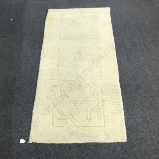 PALE WOOL PILE TUFTED RUG MADE IN INDIA 1420x690mm