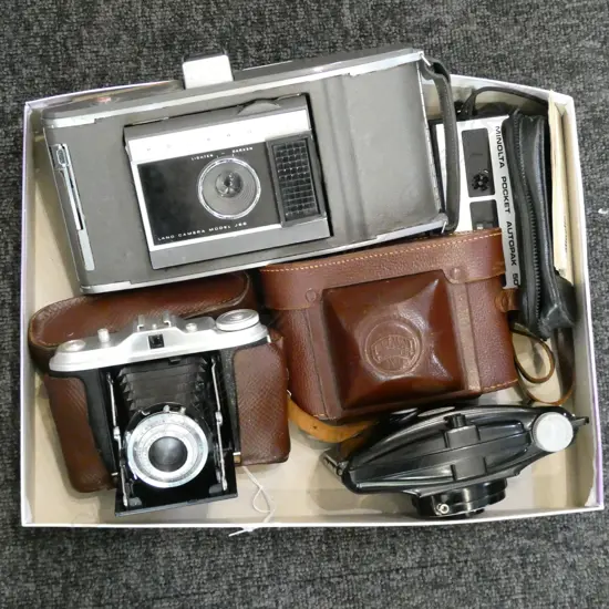 FIVE VINTAGE CAMERAS – BRAUN ‘GLORIA’, PHOTAX PARIS, AGFA ISOLETTE, POLAROID & MINOLTA