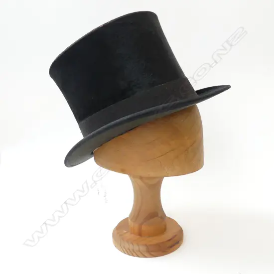 WOODEN HAT BLOCK H.270mm + ANTIQUE TOP HAT, CHRISTYS LONDON