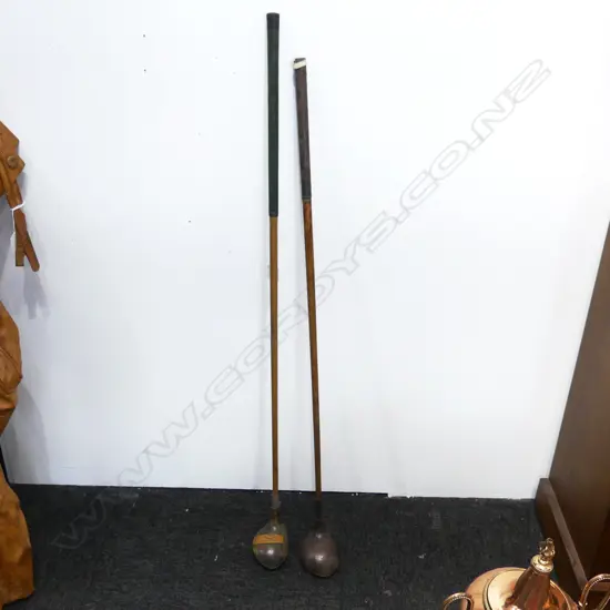 2 VINTAGE WOODEN GOLF CLUBS L.1070mm