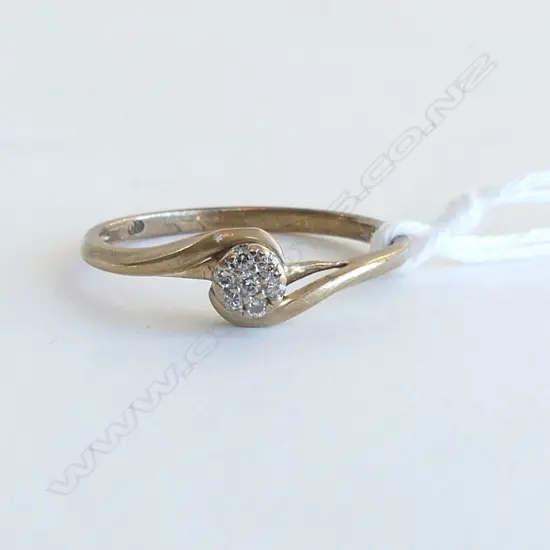 9ct GOLD VERY SMALL DIAMOND CLUSTER RING 1.3gms SIZE O