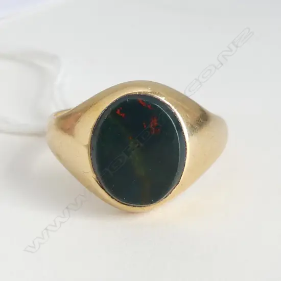 18CT Y/G & ONYX BLOODSTONE SIGNET RING, TOTAL WEIGHT 8.26GMS SIZE S