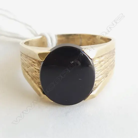 VINTAGE 9CT GOLD & OVAL ONYX SIGNET RING 7.62GMS SIZE W