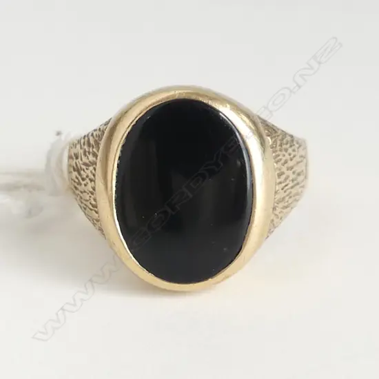 9CT GOLD & ONYX GENTS SIGNET RING, WEIGHT 5.3 GMS SIZE V