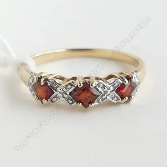 9ct GARNET & DIAMOND RING, 1.8gm, SIZE P