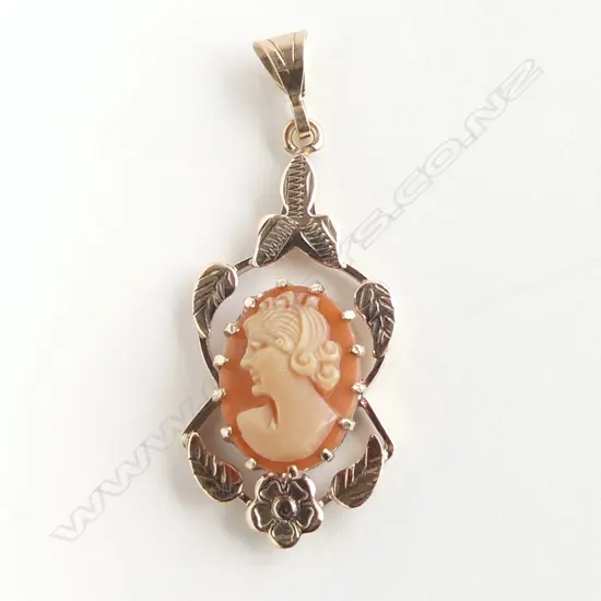 9ct GOLD CAMEO SET PENDANT